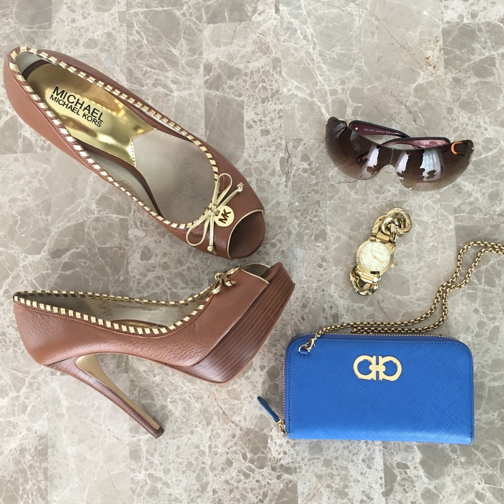 Michael Kors peep-toe logo heel